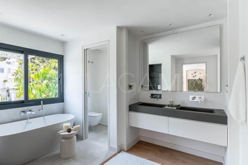 Villa for sale in Nueva Andalucia