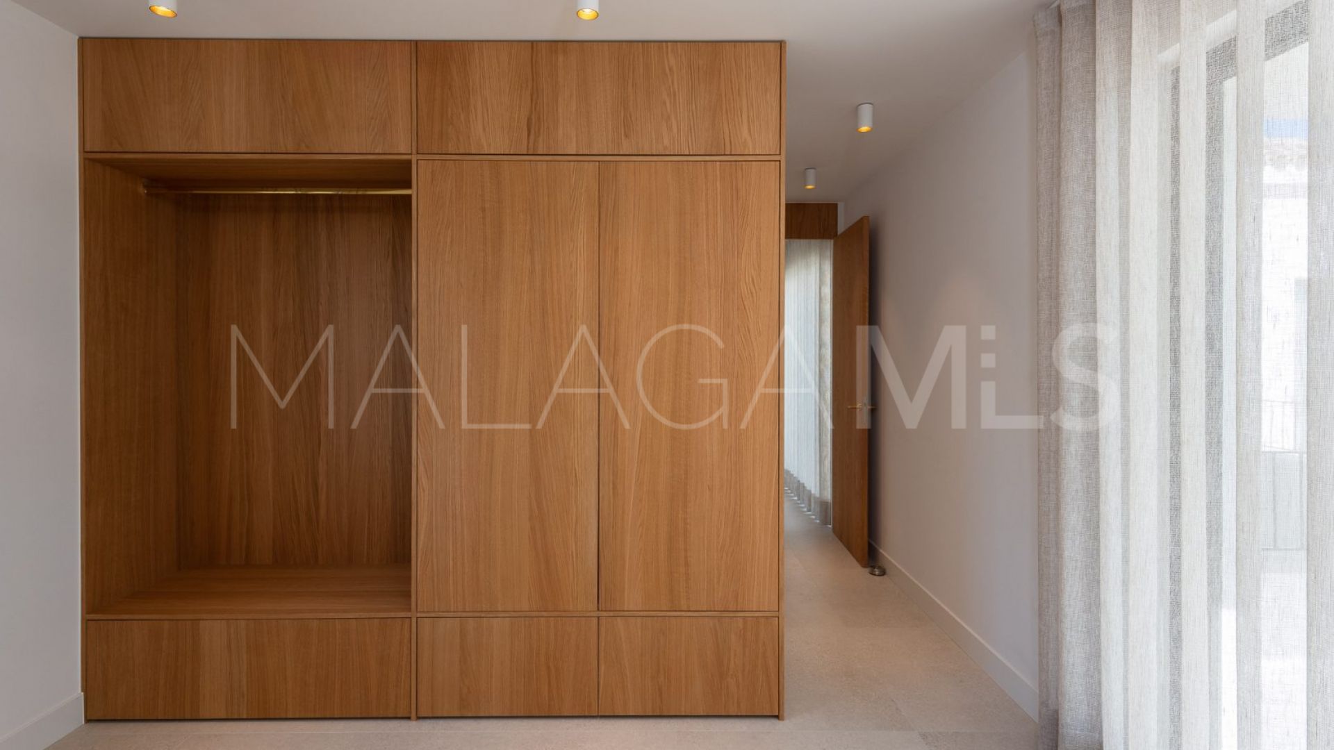 Villa for sale in Estepona with 5 bedrooms