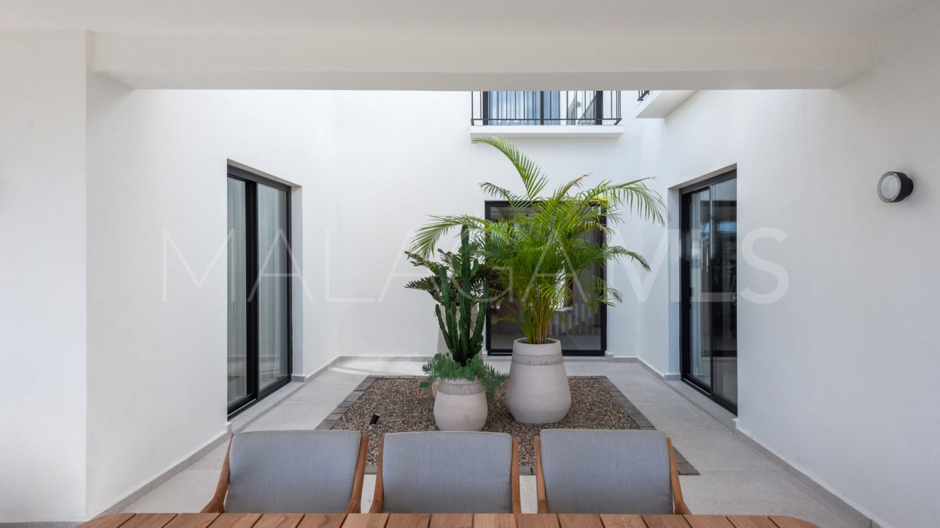 Villa for sale in Estepona with 5 bedrooms