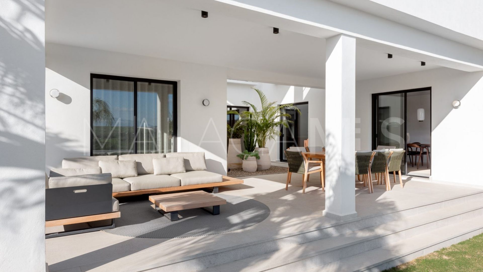 Villa for sale in Estepona with 5 bedrooms