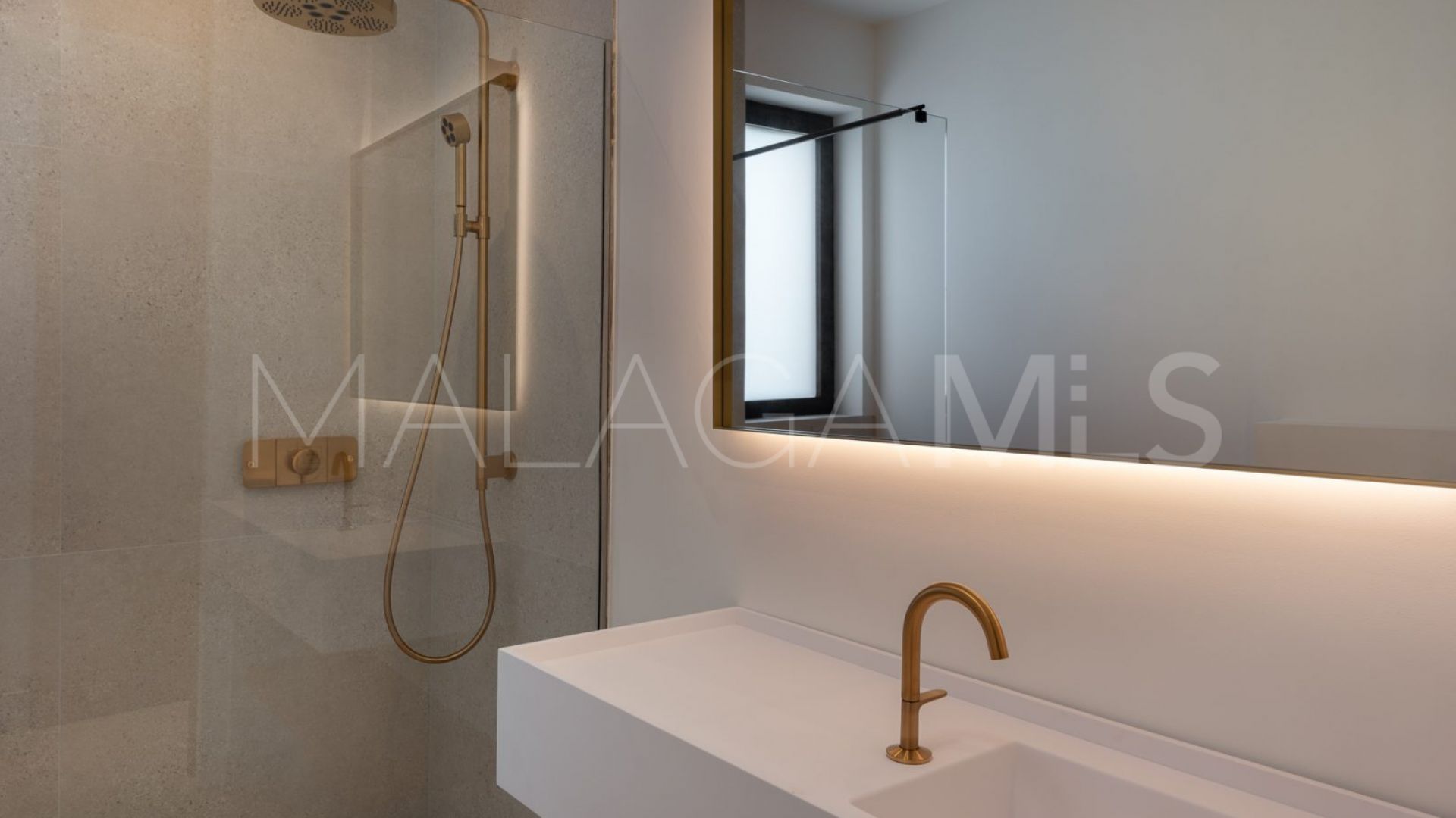 Villa for sale in Estepona with 5 bedrooms