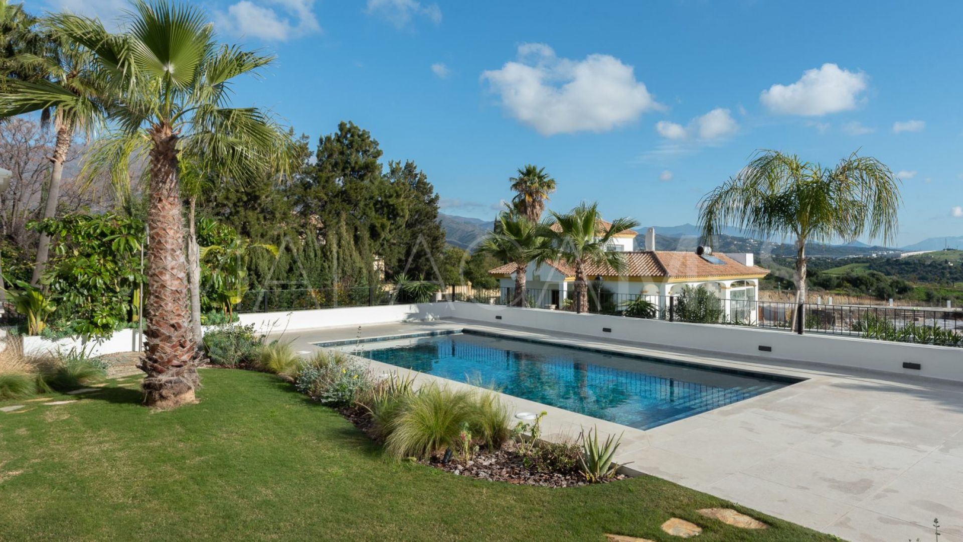 Villa for sale in Estepona with 5 bedrooms