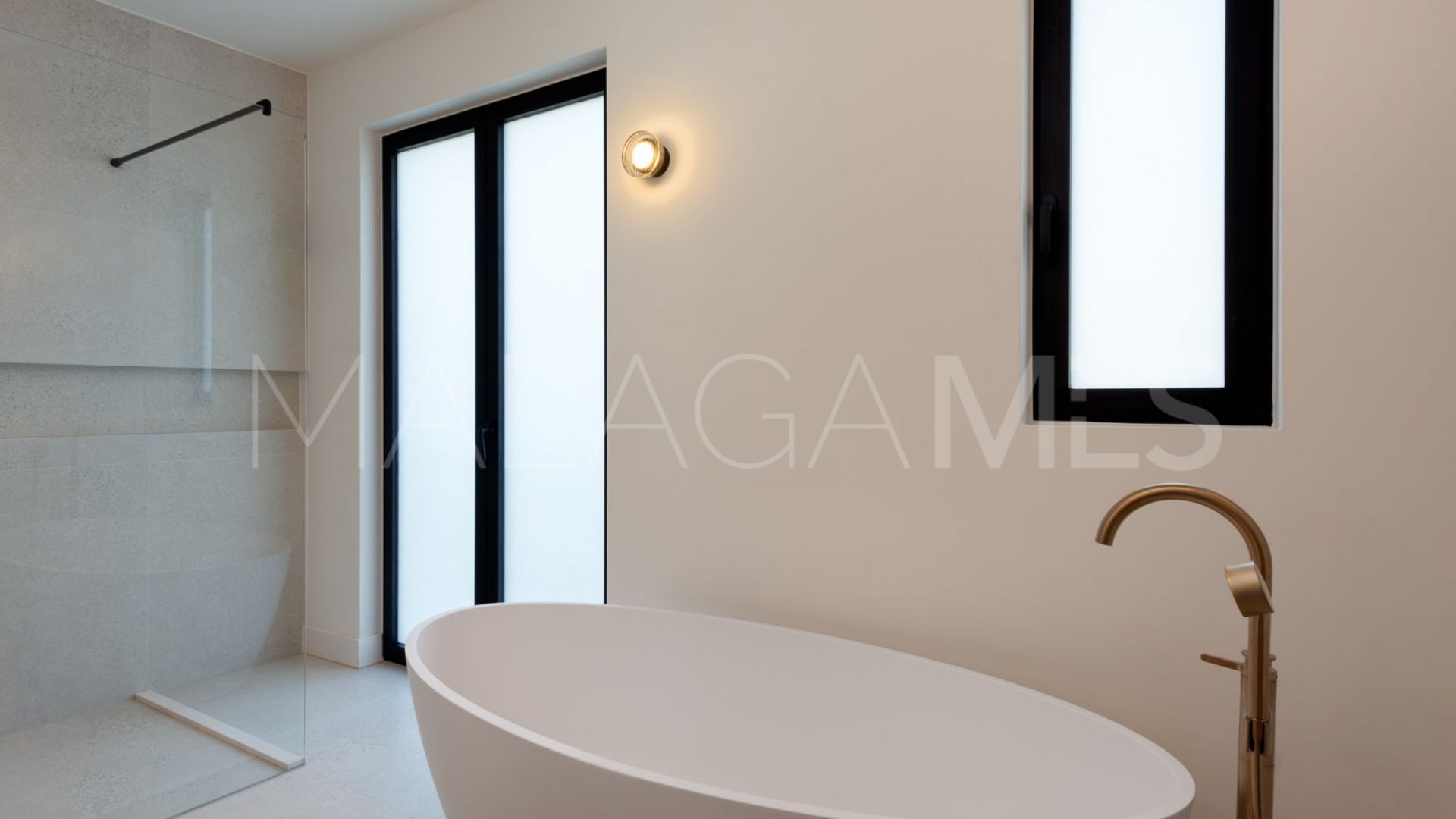 Villa for sale in Estepona with 5 bedrooms