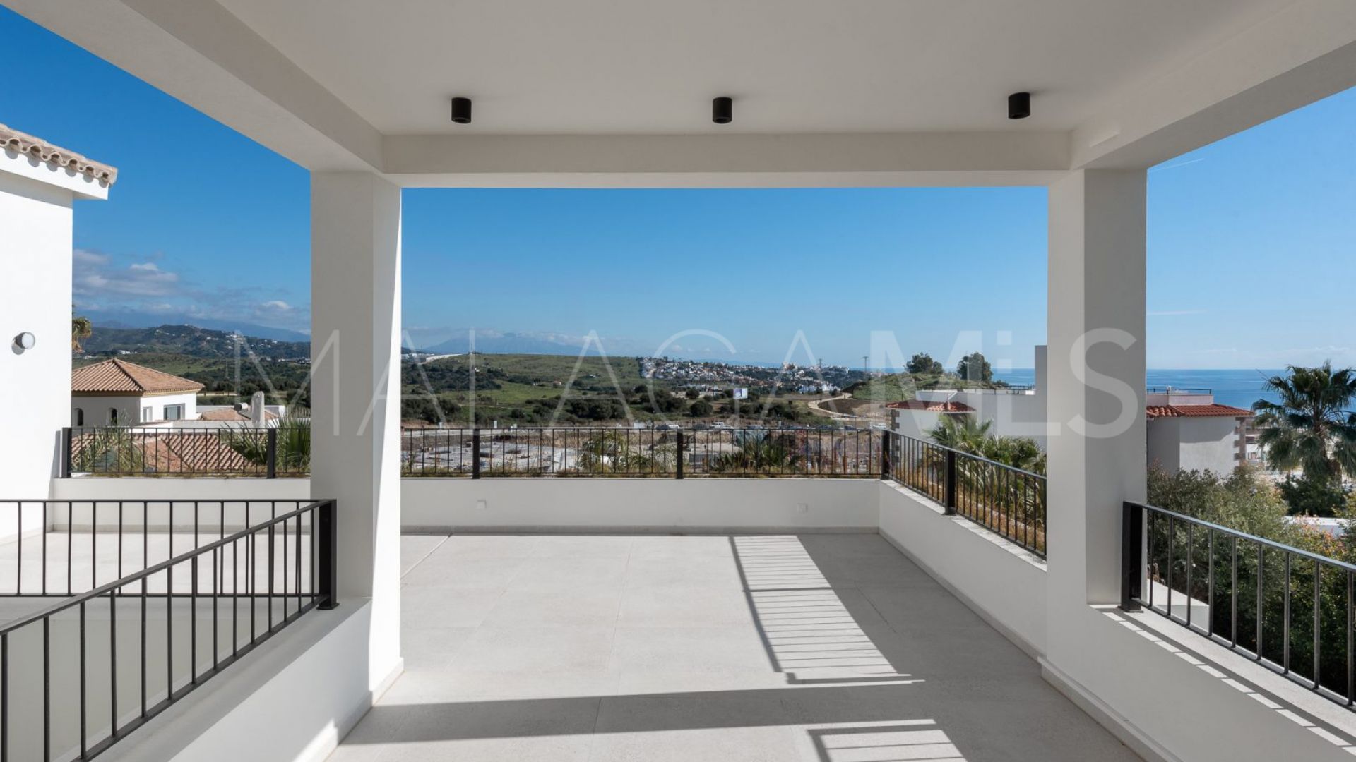Villa for sale in Estepona with 5 bedrooms