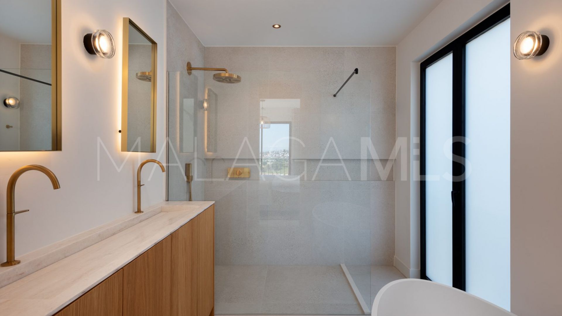 Villa for sale in Estepona with 5 bedrooms
