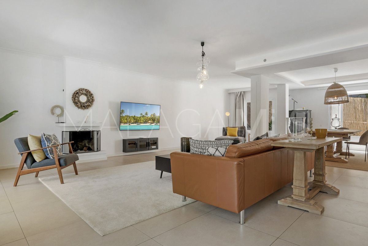 Villa for sale in Nueva Andalucia