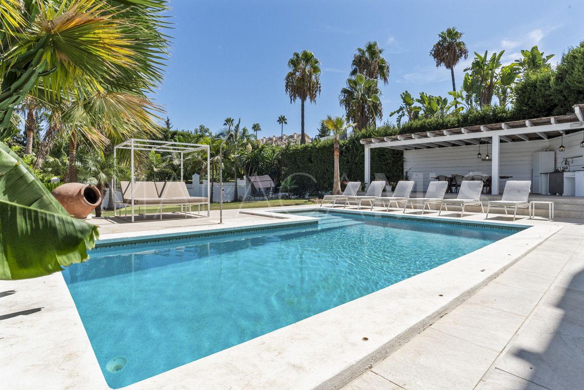 Villa for sale in Nueva Andalucia