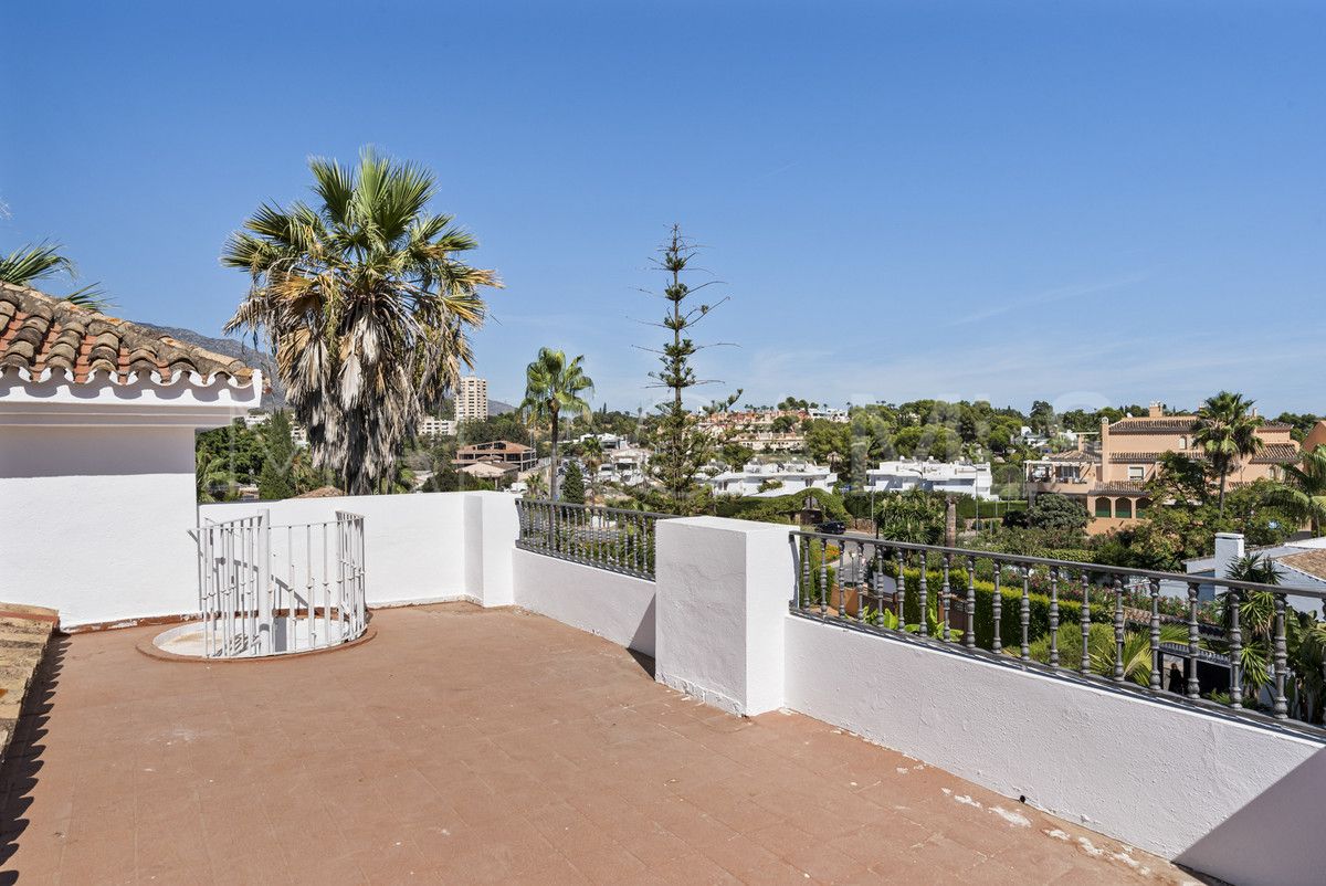 Villa for sale in Nueva Andalucia