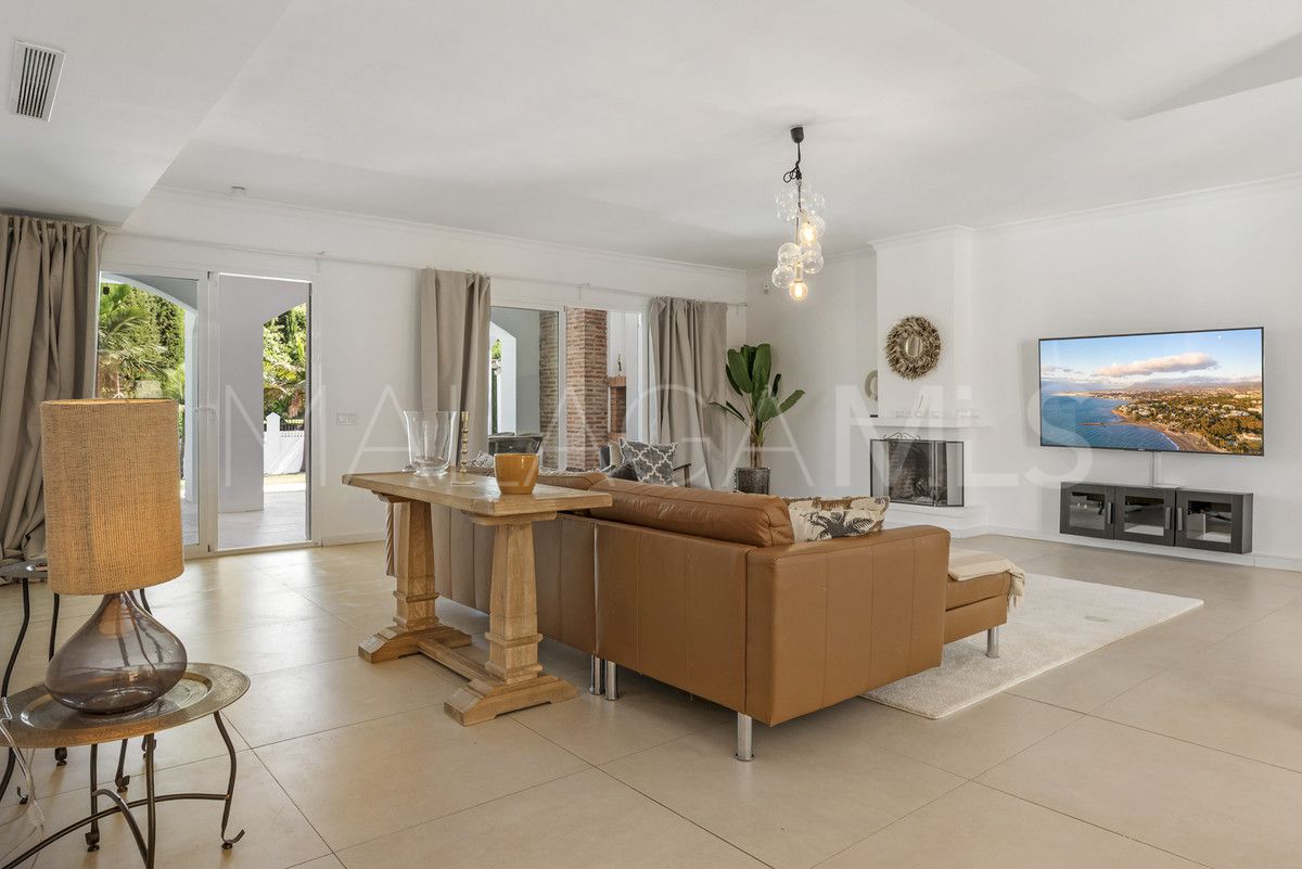 Villa for sale in Nueva Andalucia