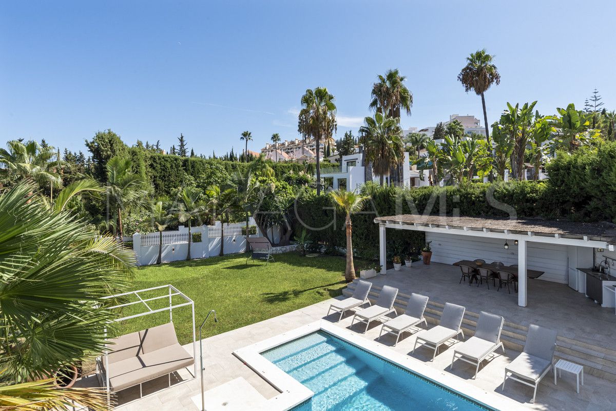 Villa for sale in Nueva Andalucia