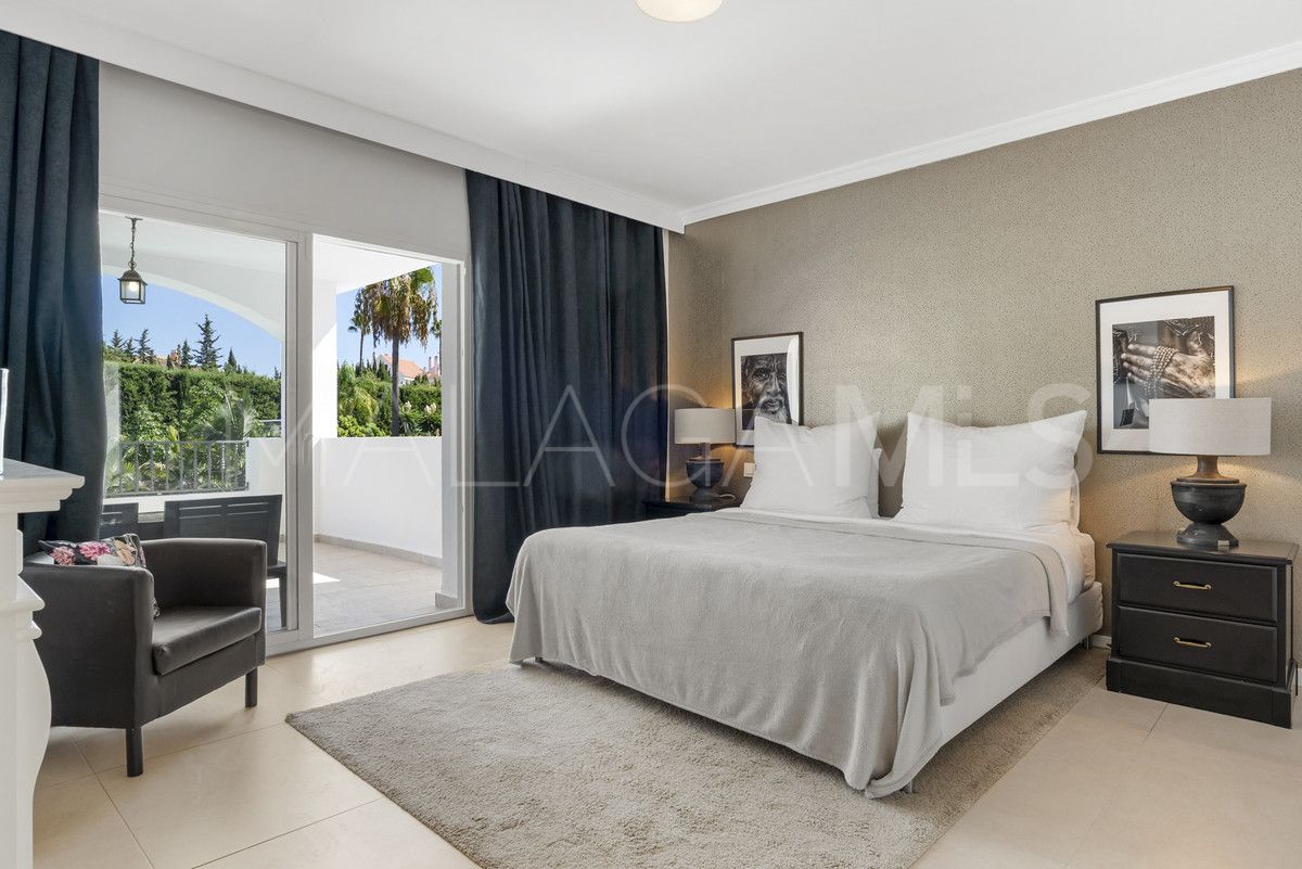 Villa for sale in Nueva Andalucia