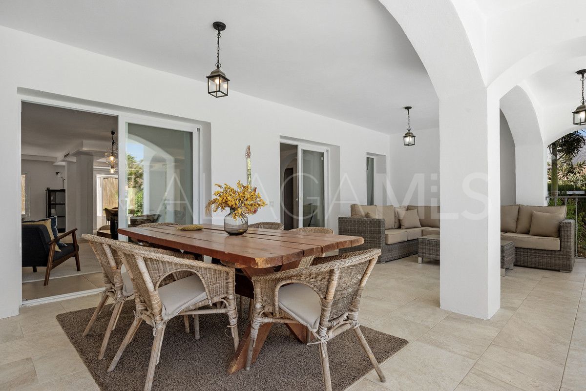 Villa for sale in Nueva Andalucia