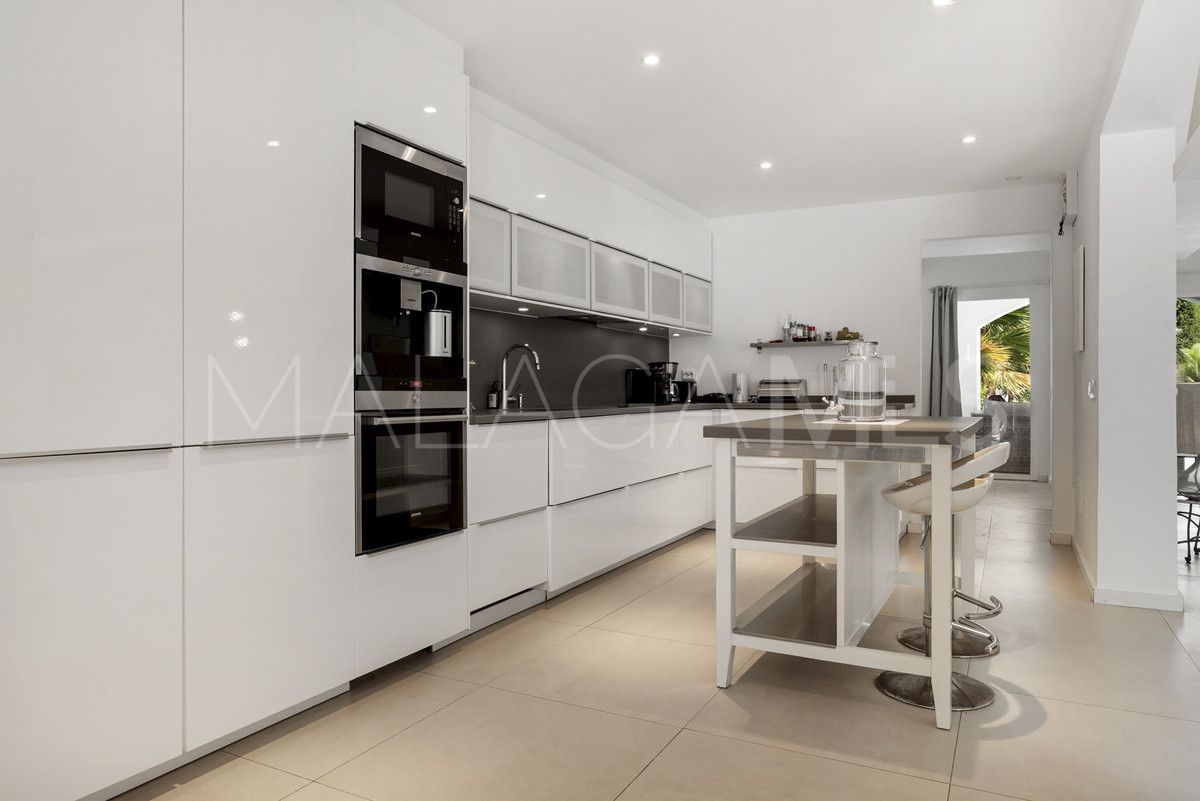 Villa for sale in Nueva Andalucia