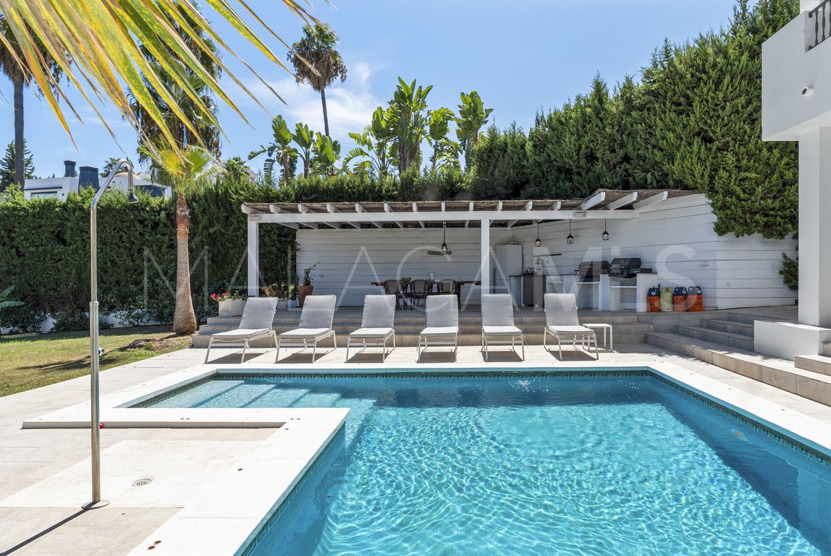 Villa for sale in Nueva Andalucia