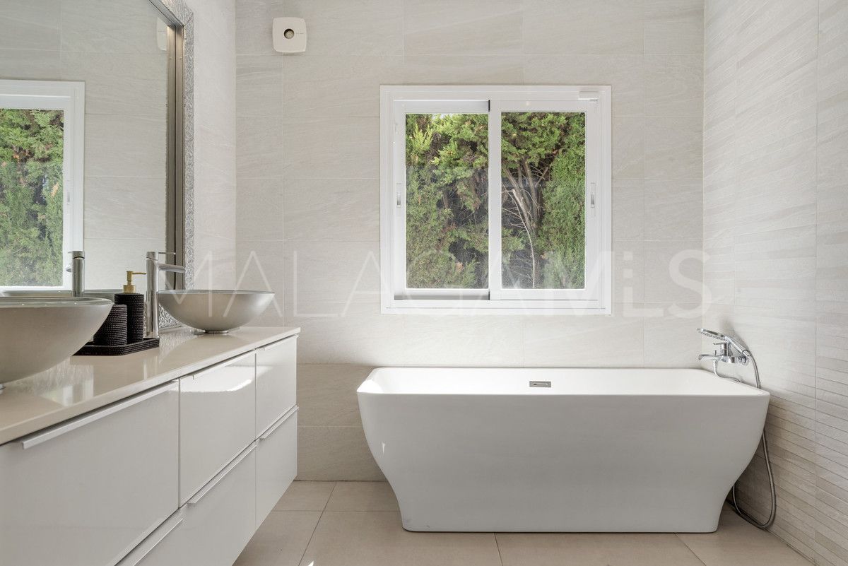 Villa for sale in Nueva Andalucia