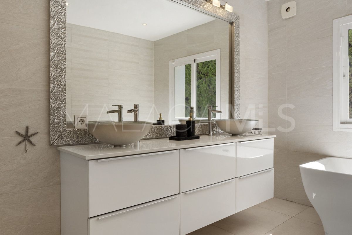 Villa for sale in Nueva Andalucia