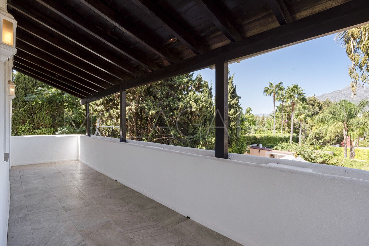 Villa for sale in Nueva Andalucia