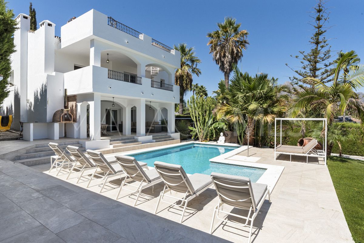 Villa for sale in Nueva Andalucia