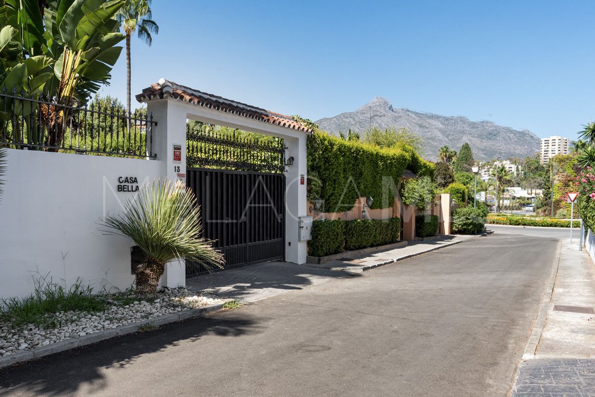 Villa for sale in Nueva Andalucia