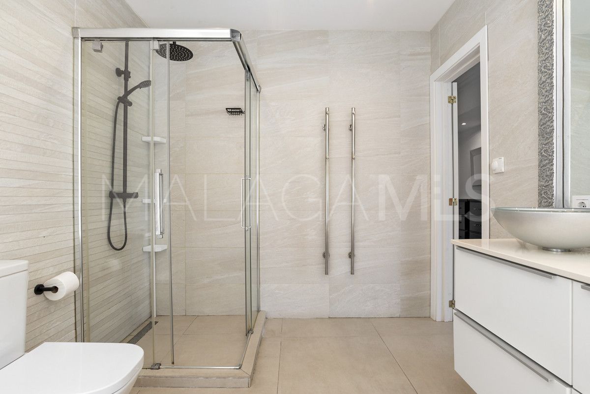 Villa for sale in Nueva Andalucia