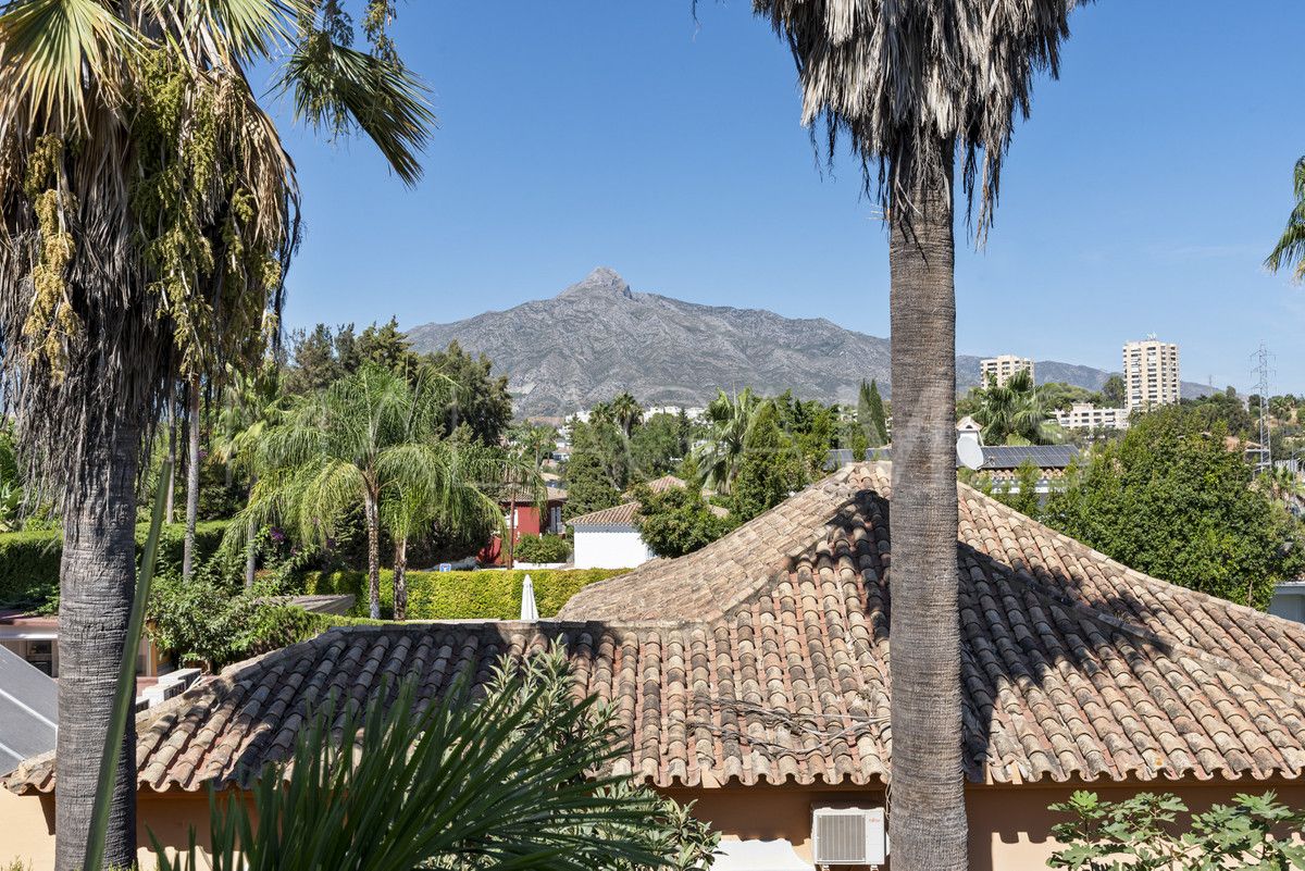 Villa for sale in Nueva Andalucia