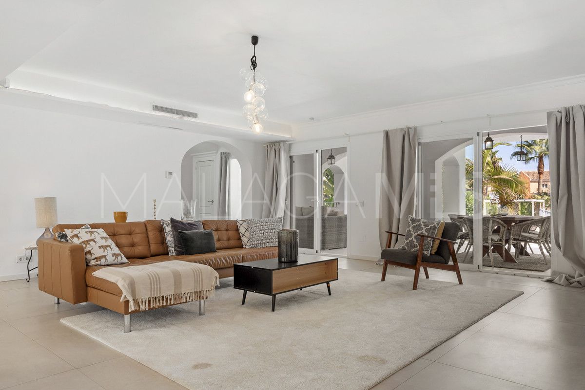 Villa for sale in Nueva Andalucia