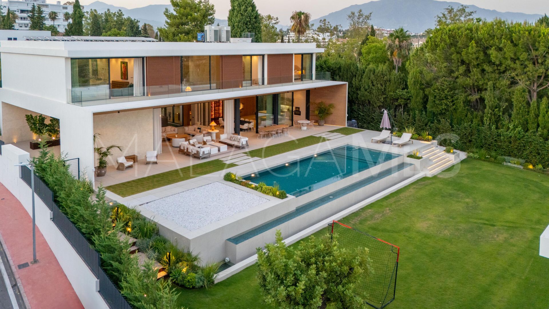 Villa for sale in Guadalmina Alta