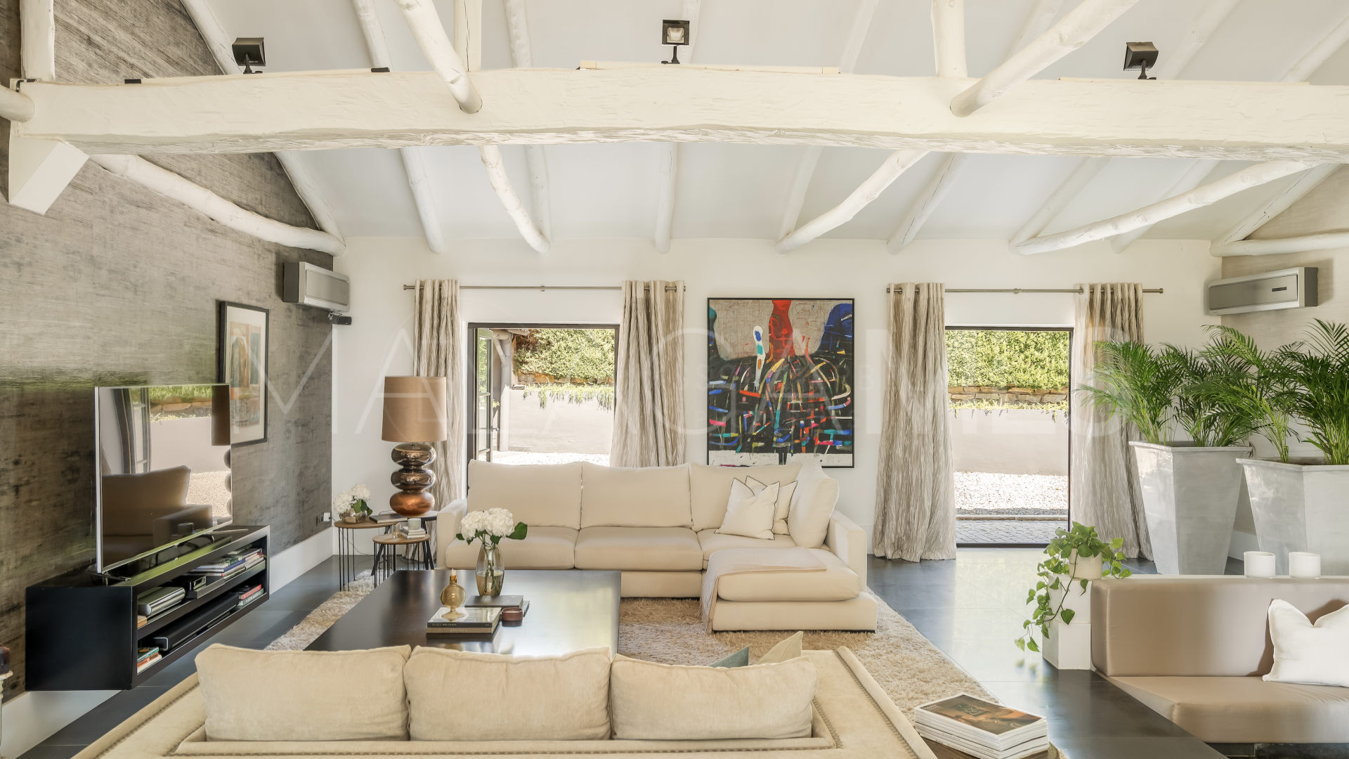 Villa for sale in Altos del Paraiso