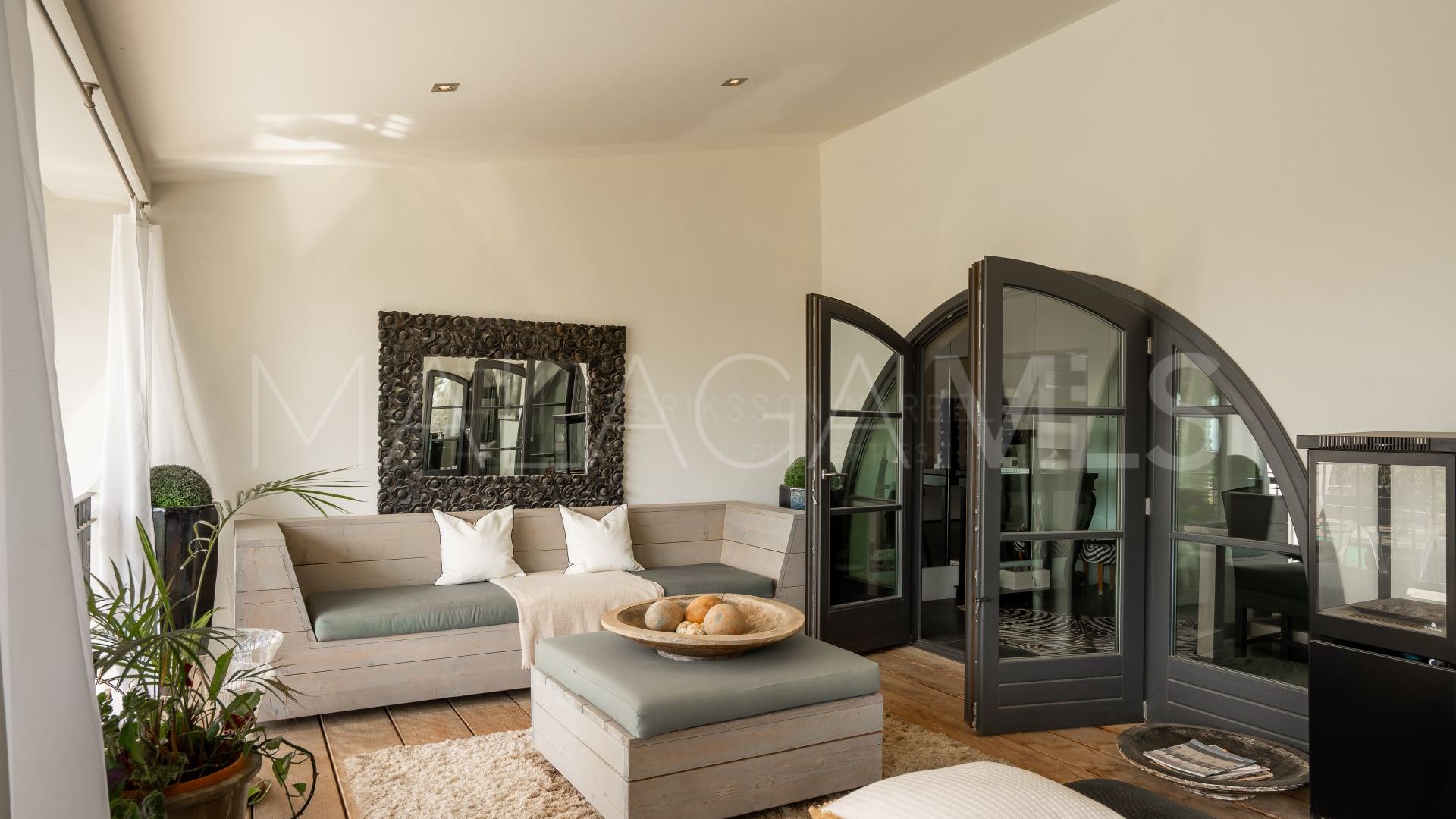 Villa for sale in Altos del Paraiso