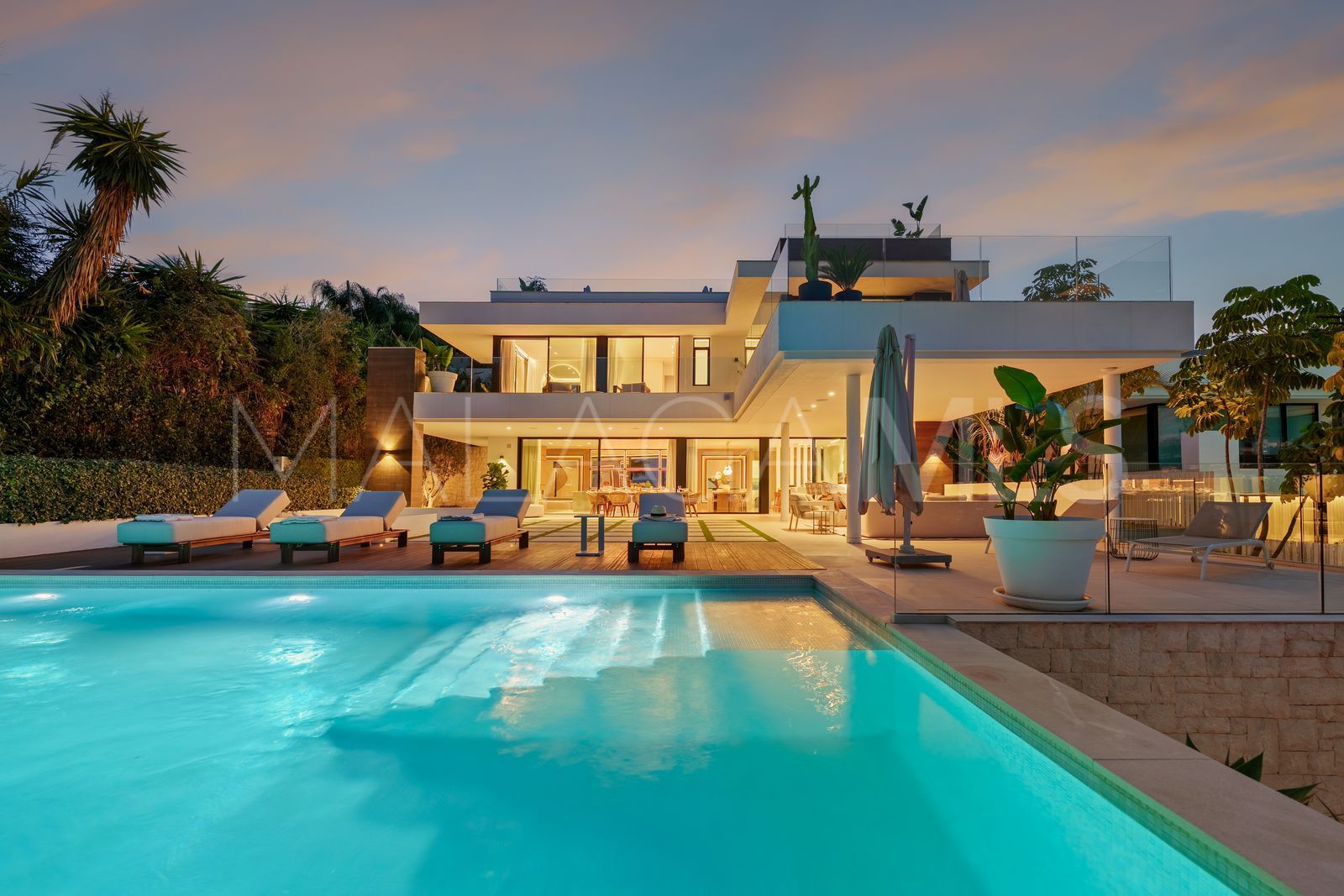 Villa for sale in Nueva Andalucia