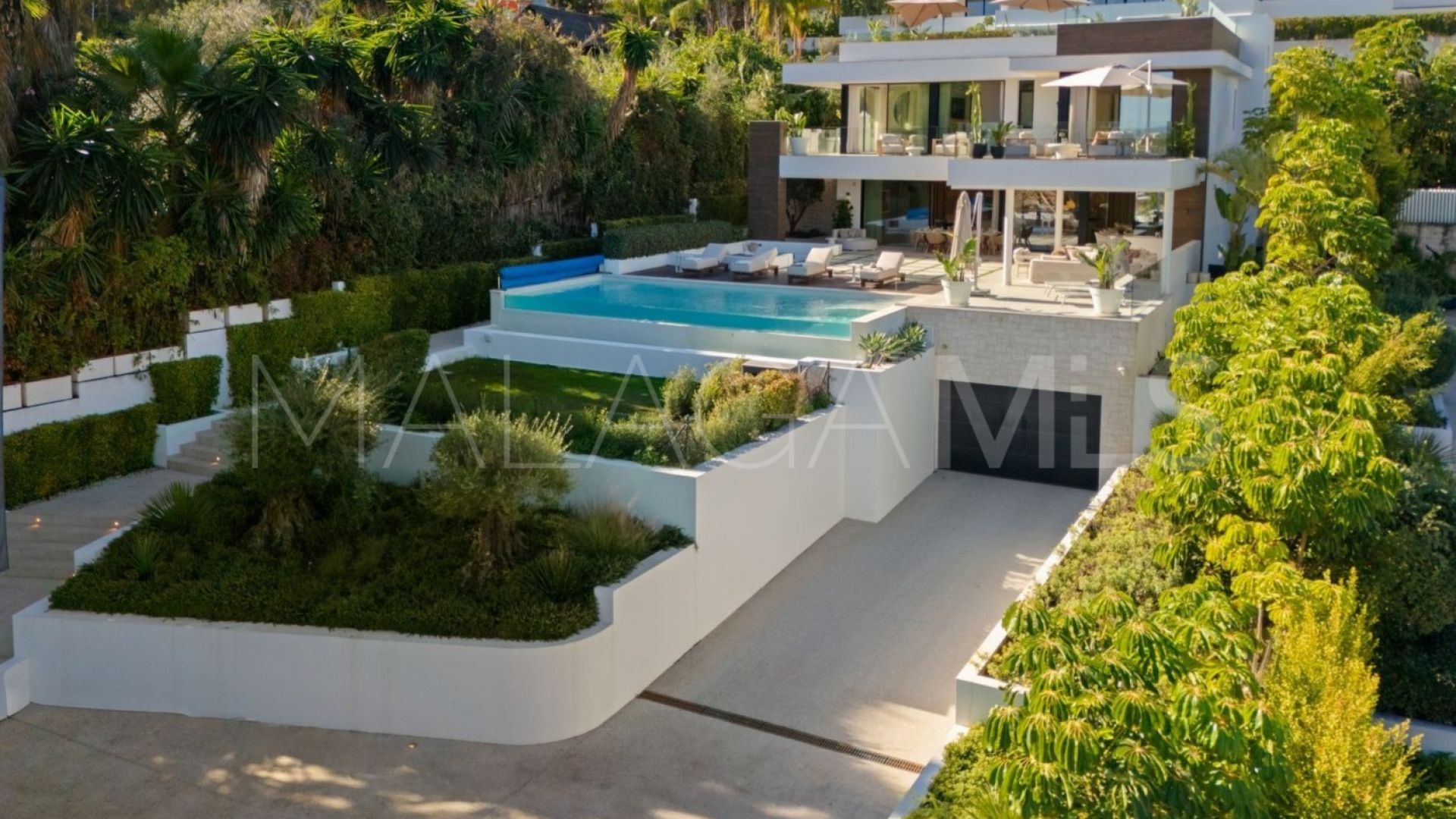 Villa for sale in Nueva Andalucia