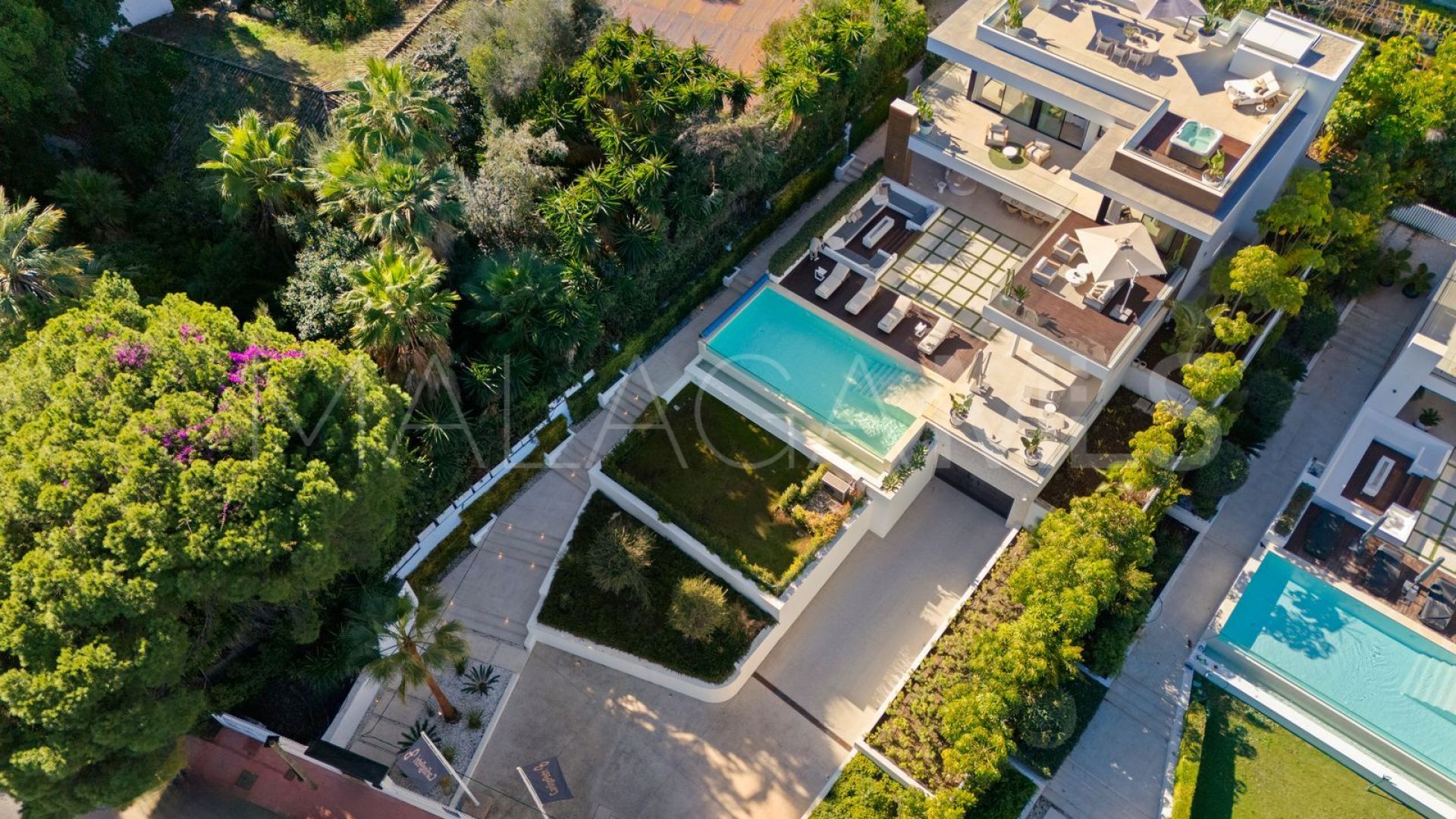 Villa for sale in Nueva Andalucia