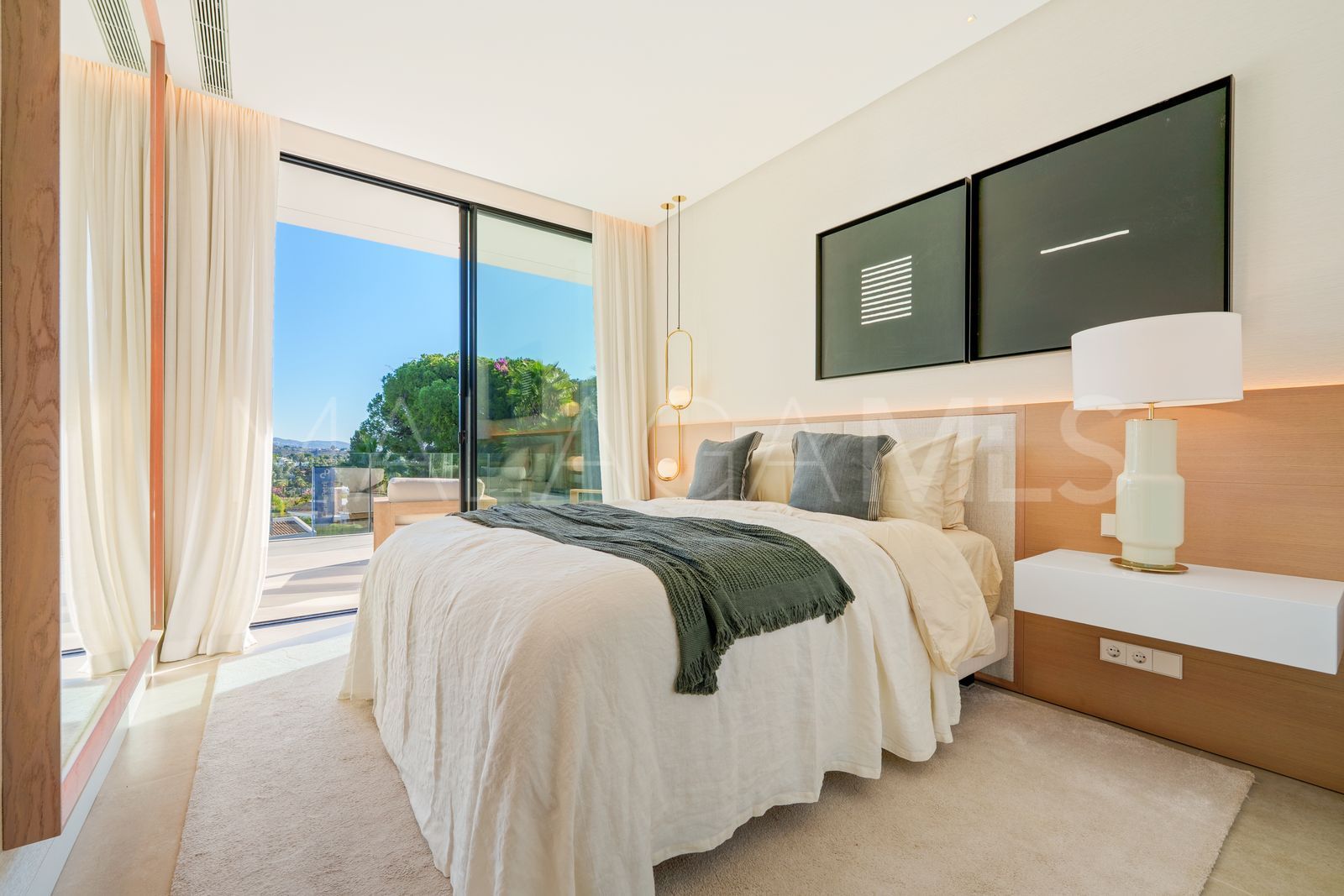 Villa for sale in Nueva Andalucia