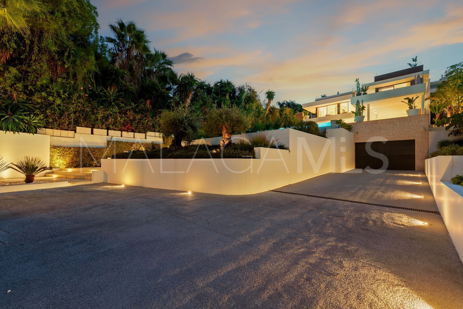 Villa for sale in Nueva Andalucia