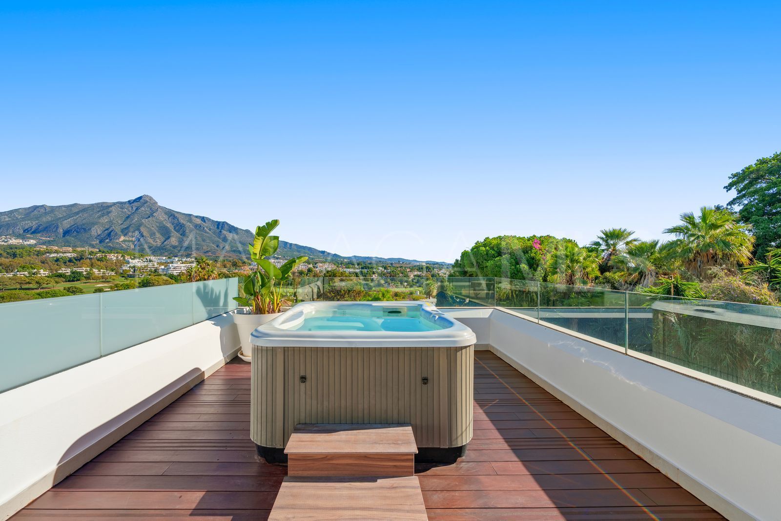 Villa for sale in Nueva Andalucia