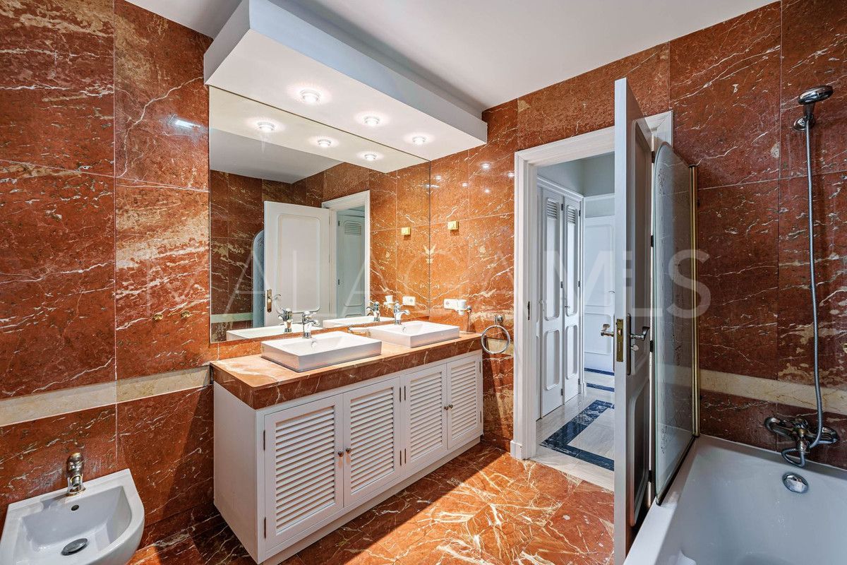 Villa for sale in New Golden Mile