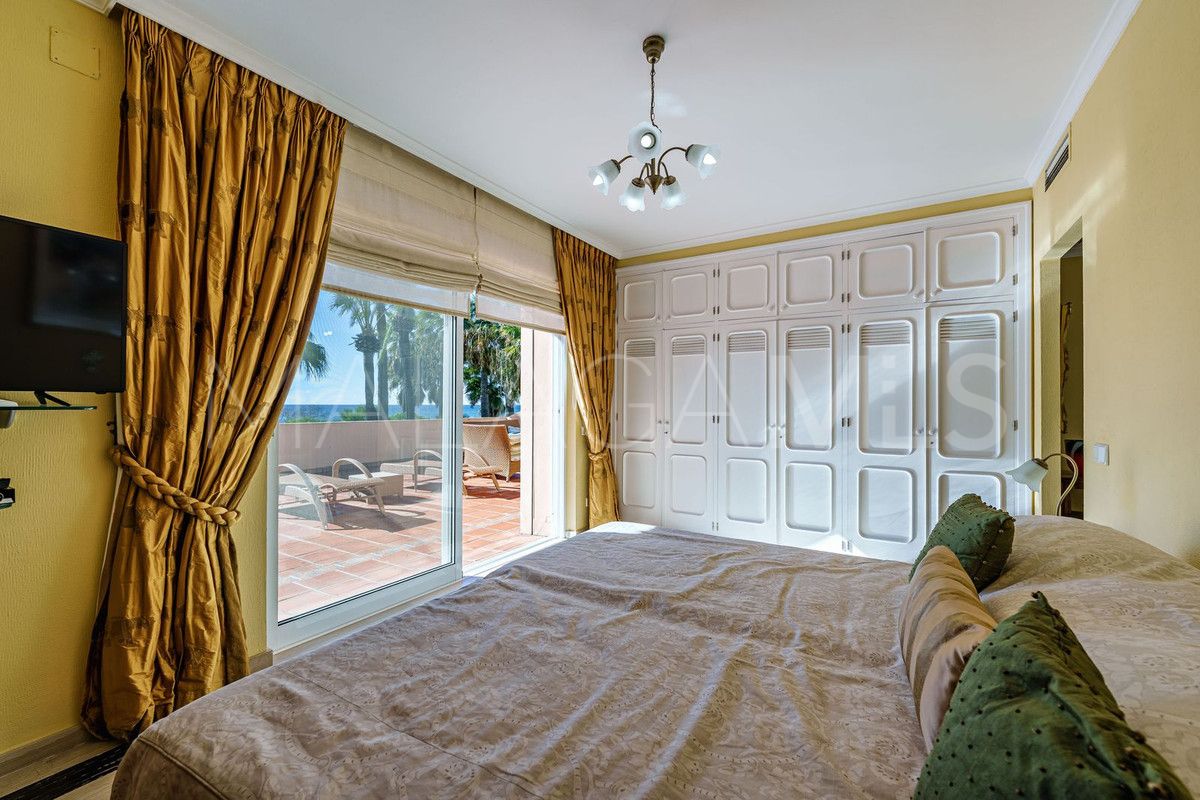 Villa for sale in New Golden Mile