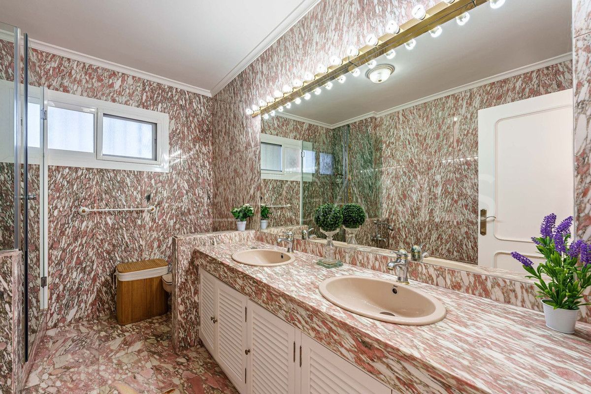 Villa for sale in New Golden Mile