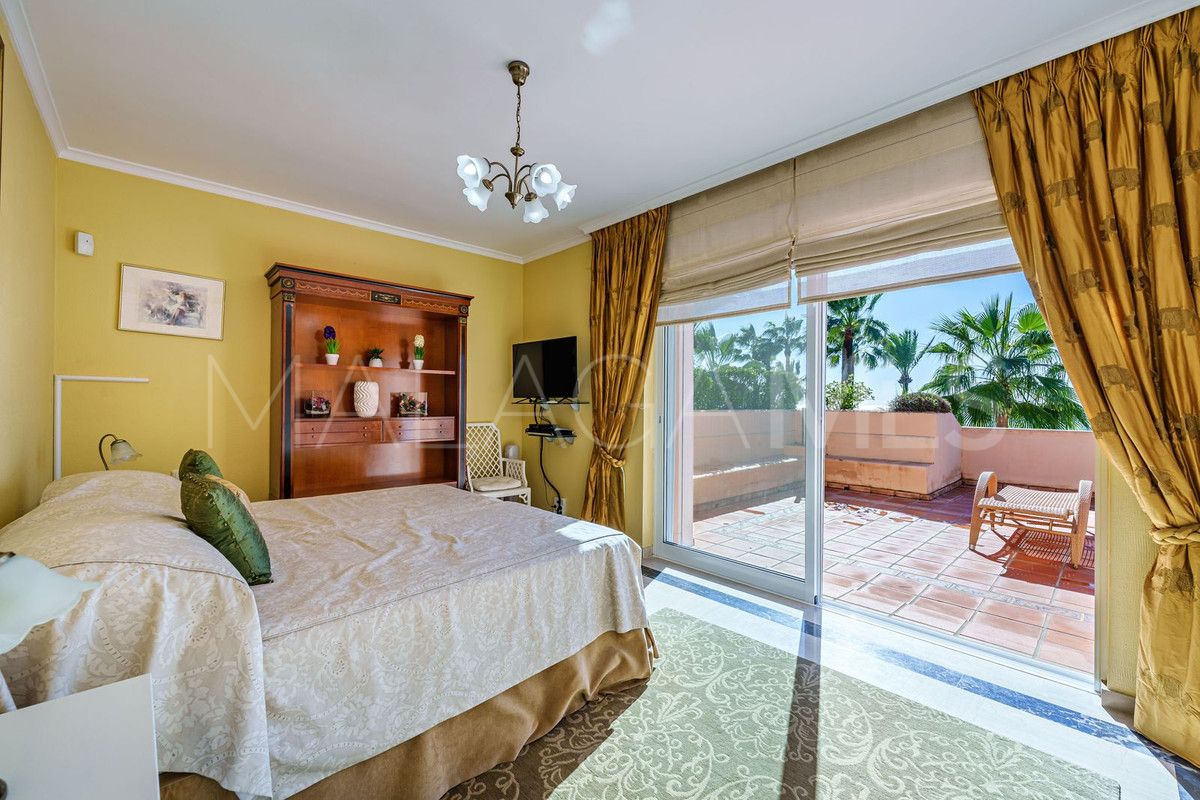 Villa for sale in New Golden Mile
