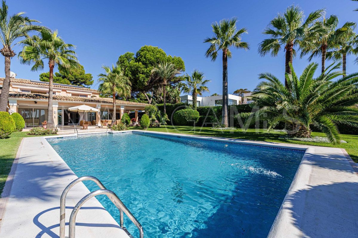 Villa for sale in New Golden Mile