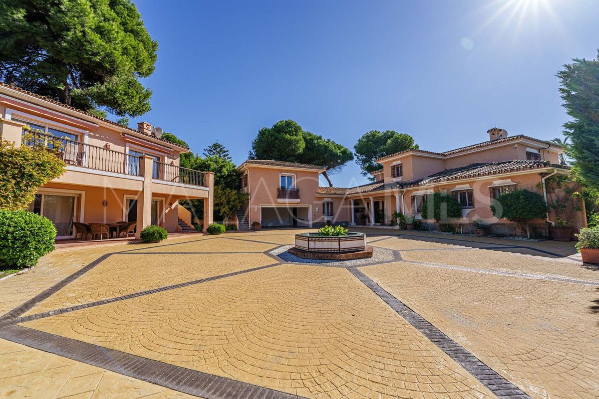 Villa for sale in New Golden Mile