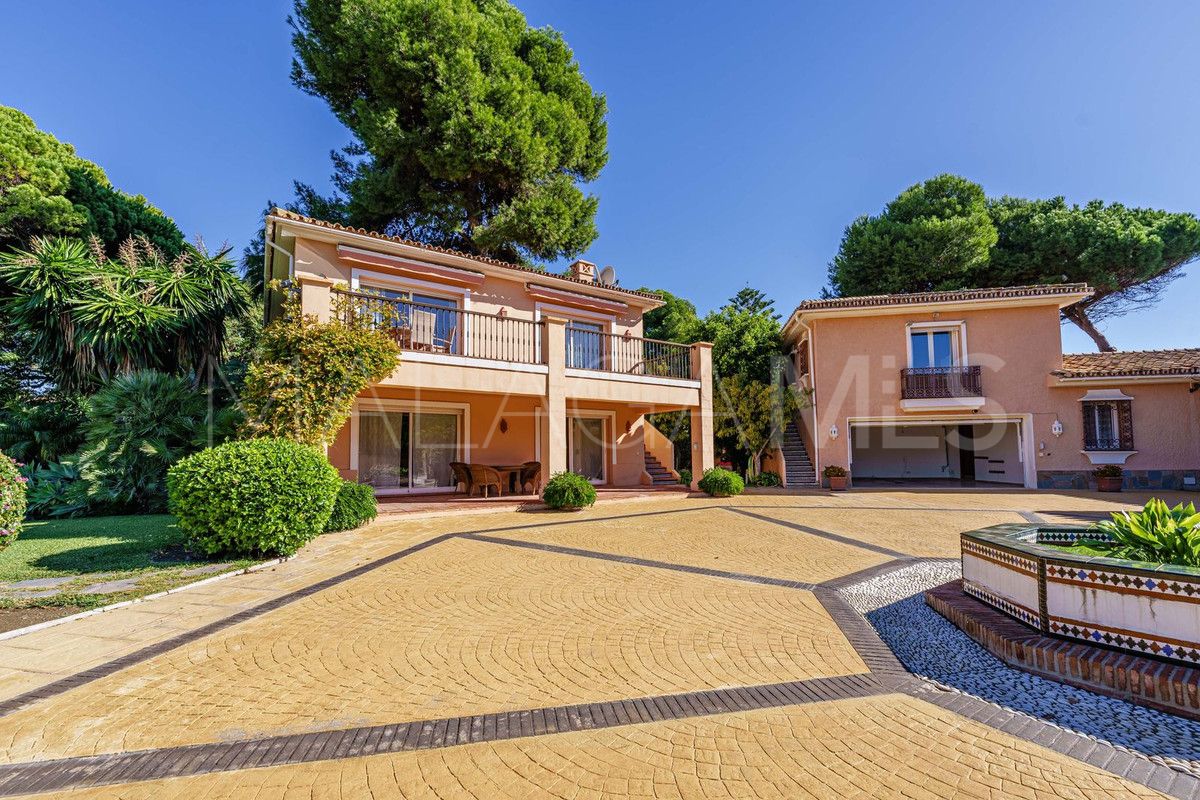 Villa for sale in New Golden Mile