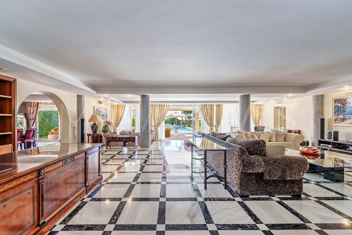 Villa for sale in New Golden Mile