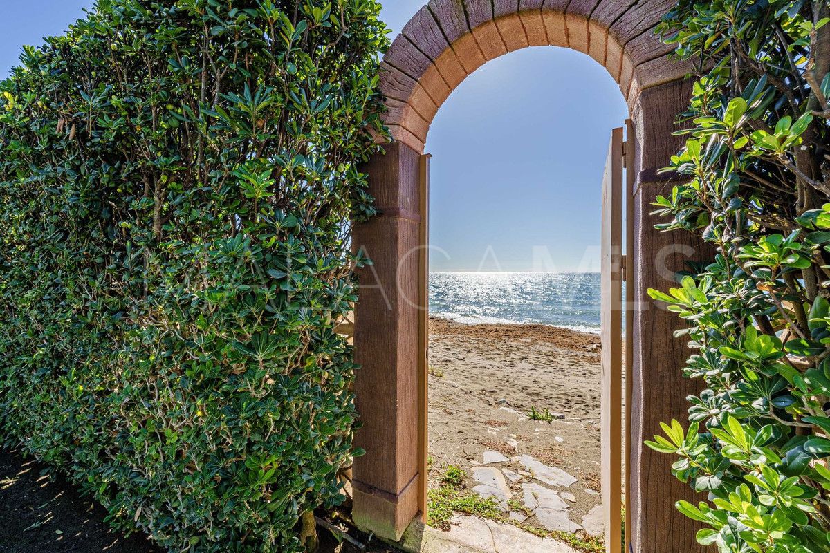Villa for sale in New Golden Mile