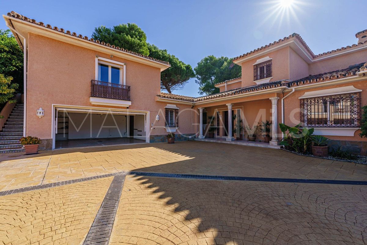Villa for sale in New Golden Mile