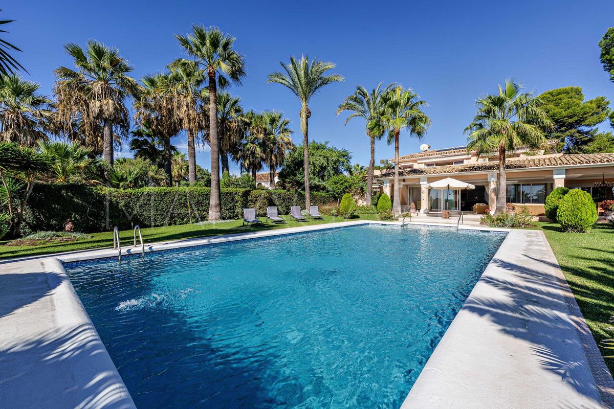 Villa for sale in New Golden Mile