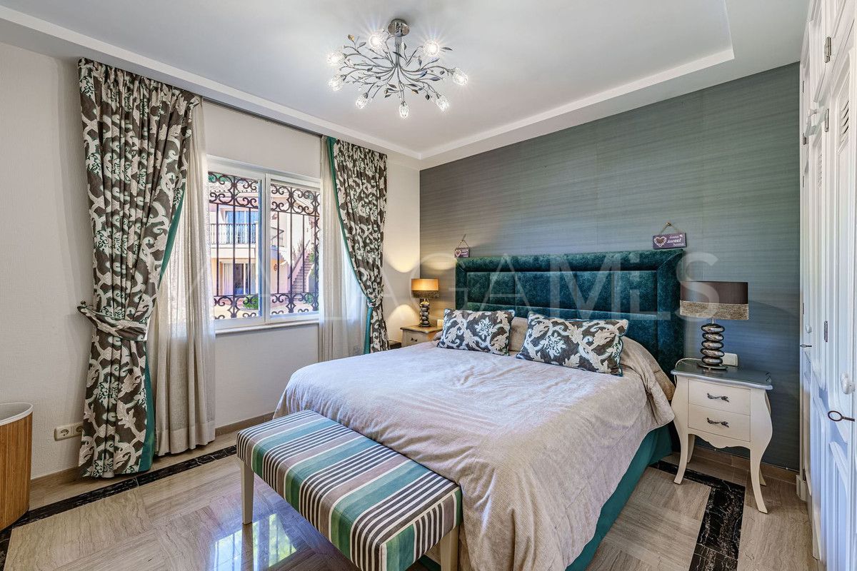 Villa for sale in New Golden Mile