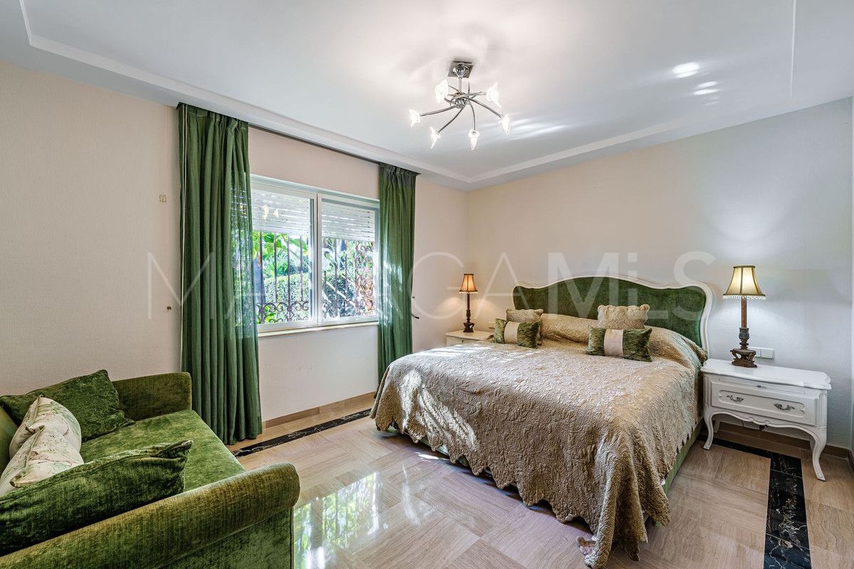 Villa for sale in New Golden Mile