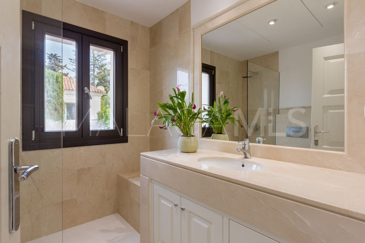 Villa for sale in Guadalmina Baja