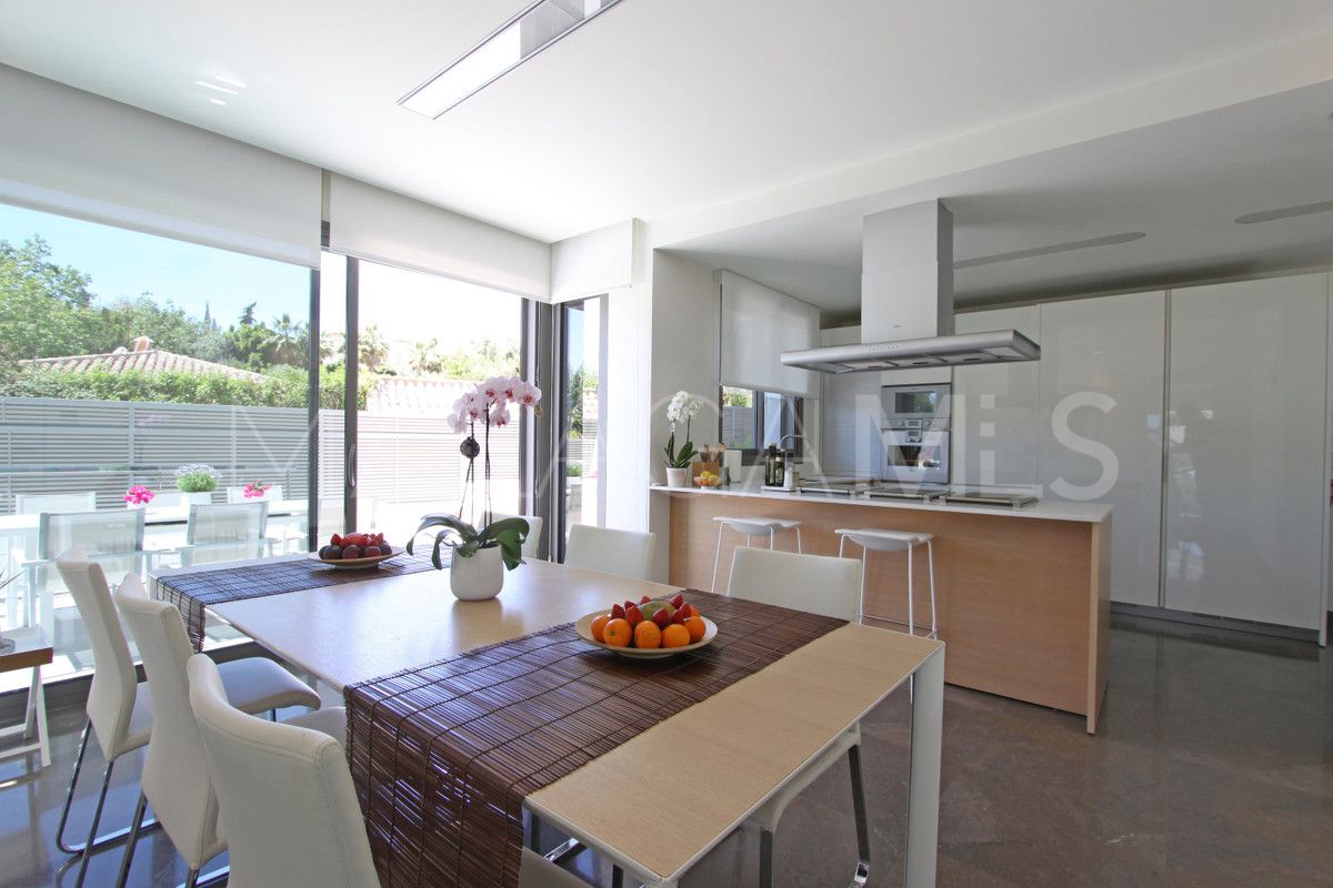 Se vende villa in Marbella Ciudad with 4 bedrooms